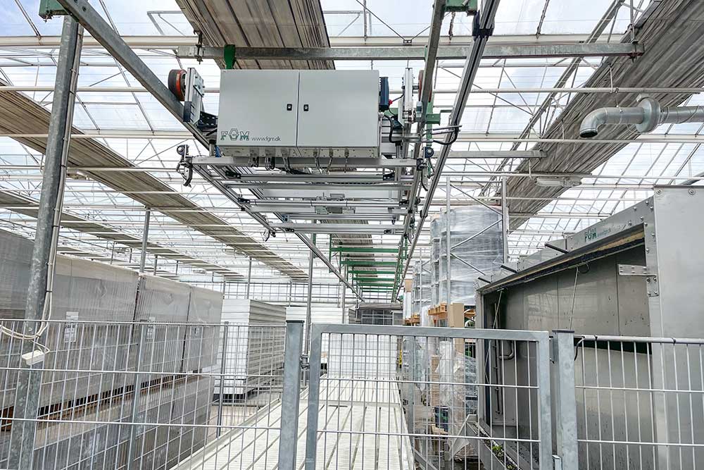 Crane for mobile benches in greenhouses