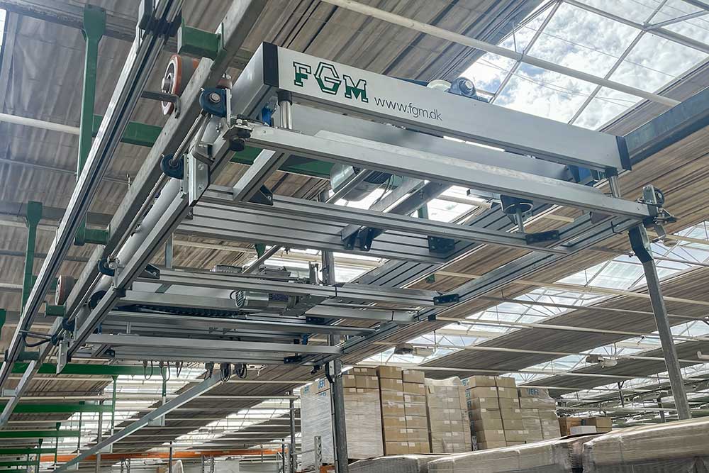 Crane for mobile greenhouse benches