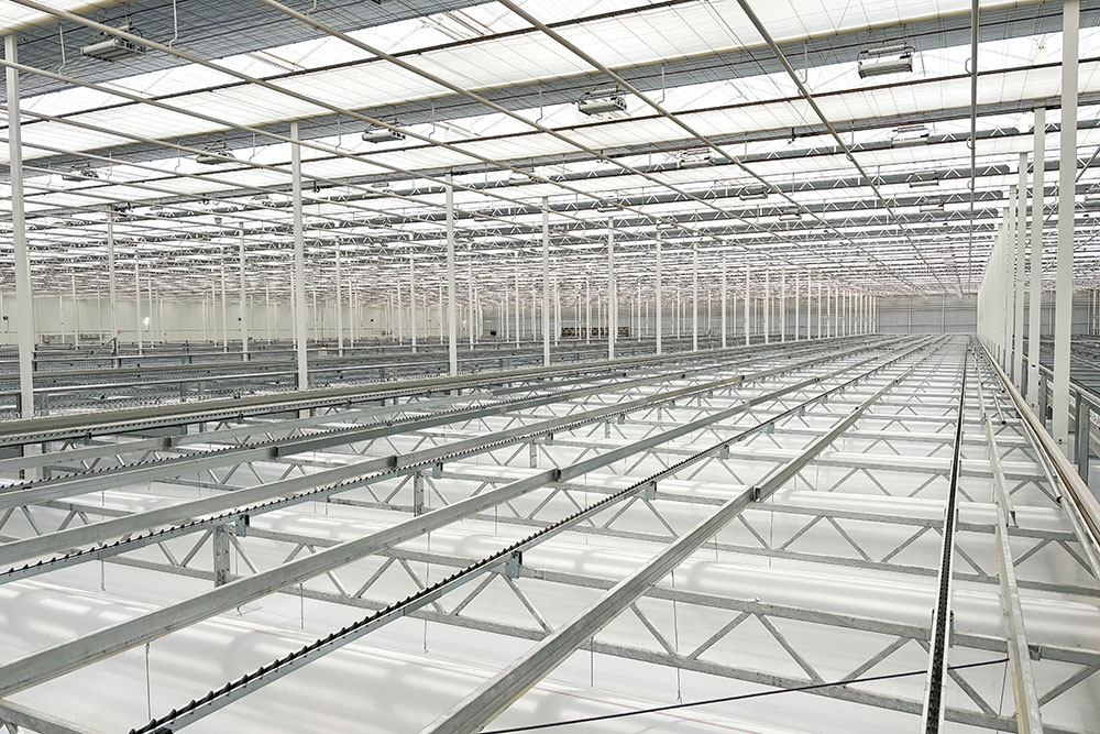 Gutter return line for greenhouse production