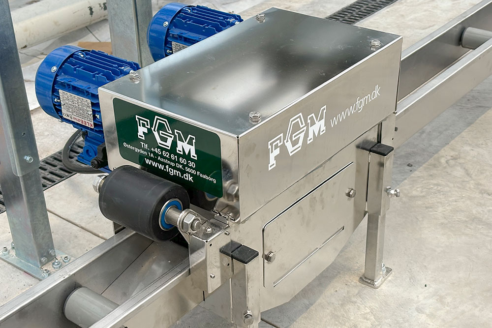 Gutter washer for moving gutter systems