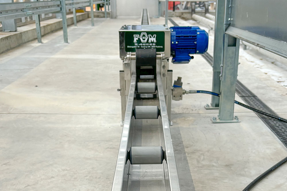 Gutter washing machine for moving gutter systems