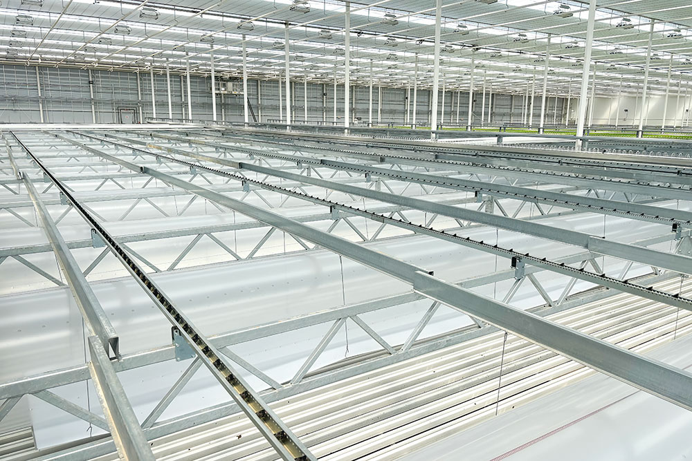 Moving gutter return line for horticulture