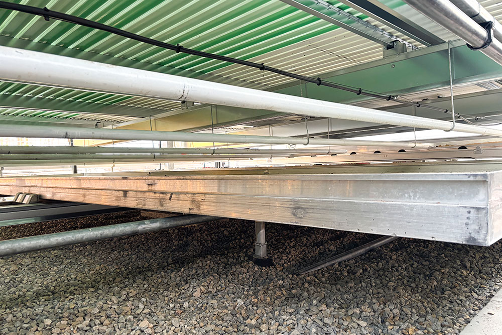 Moving gutters greenhouse return line