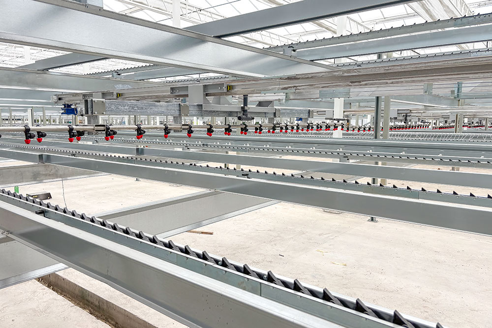 Spraying boom for mobile gutter systems in greenhouses