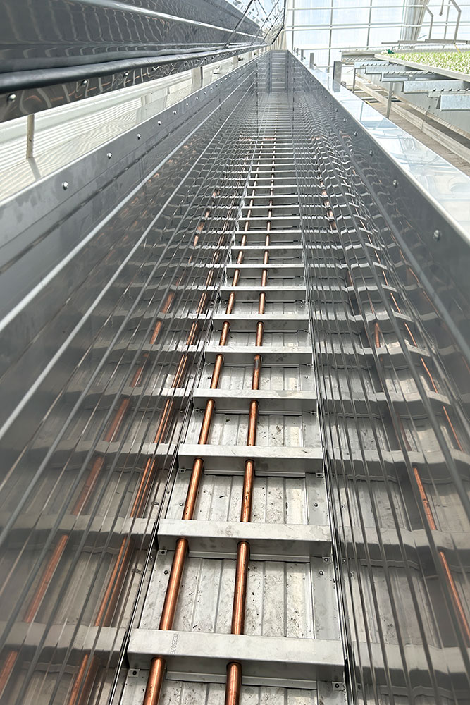 Steaming box for mobile gutter lines