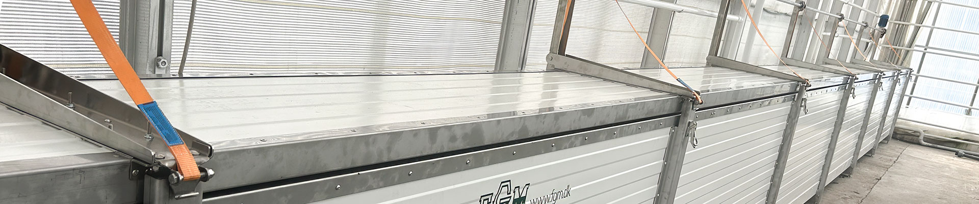 Steaming box for moving gutter systems in greenhouses