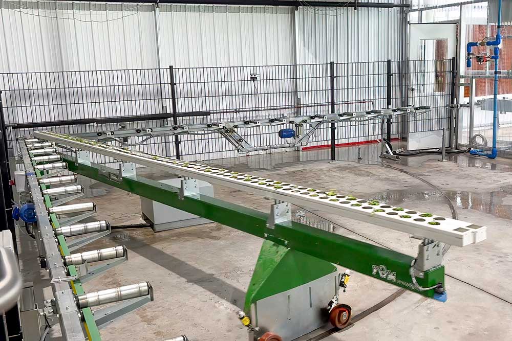 Turning station for gutters in greenhouses